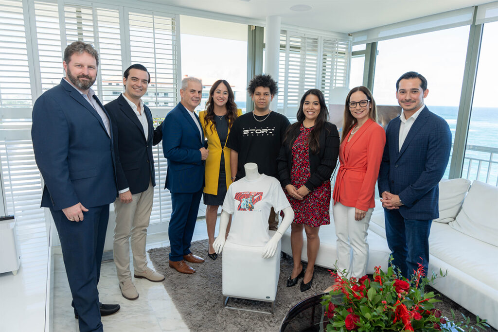 De izquierda a derecha, Ben Tutt, managing partner de The Condado Collection; Rafael Cedeño Paulson, vicepresidente ejecutivo de Paulson Puerto Rico; Mike Rivera, gerente general de La Concha Resort; Ileana Muñoz Landrón, decana de la Escuela de Artes Plásticas; Jehiel Franco Torres, estudiante de la Escuela de Artes Plásticas; Luz González, directora de ventas y mercadeo de La Concha Resort; Militza Orama, vicepresidenta de ventas y mercadeo de Condado Collection; y Rolando Padua, CEO de Paulson Puerto Rico.