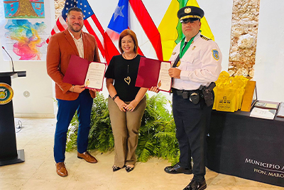 El Capitán Ricardo F. Vélez, la senadora Brenda Pérez Soto y el Comionado Israel Ramos Pabón, ambos del Municipio de Vega Baja