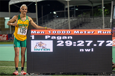 Héctor Pagán enseña orgulloso la marca de lso 10,000 metros.jpg (Luis Ortiz LAI)
