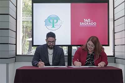 Dr. Heìctor Santana - director ejecutivo de la Asociacioìn de Psicologiìa de Puerto Rico y Dra. Anuchka Ramos-Ruiz - Provost de la Universidad del Sagrado Corazon