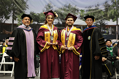Gran Premio del Rector de izq a der - Dr. Carlos Galiano (rector), Yarelis Cruz, Kevin Mercado, Dr. Miguel MunŞoz (presidente UPR)
