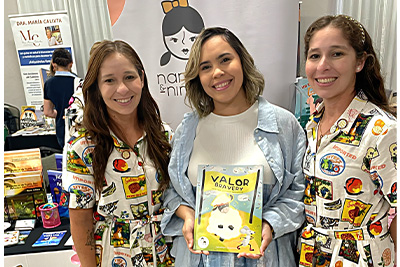 De izquierda a derecha Caroll (Nina) , Gabriela Arroyo (Ilustradora) y Joanne (Nana).