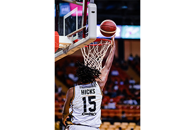 Isaiah Hicks frente a SG-2
