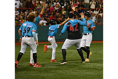 Los Leones abrieron bien la serie (foto por Eileen Quintero)