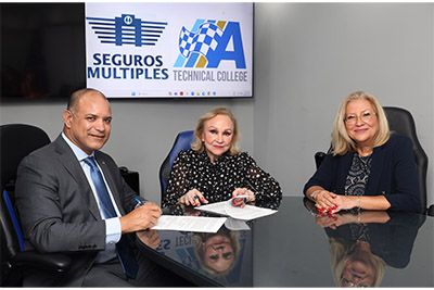 Yamil J Garcia Diaz, presidente de CSM, Mildred McCormick, CERO de Automeca y Maria de los Angeles Pagan, presidenta de Automeca