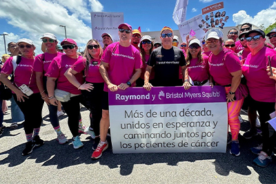 Raymond Arrieta junto con los empleados de Bristol Myers Squibb